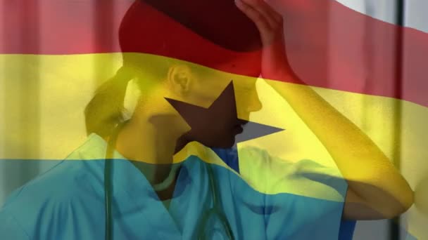 Composição Digital Bandeira Ghana Acenando Afro Americana Estressada Trabalhadora Saúde — Vídeo de Stock