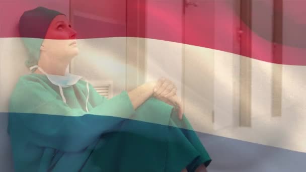 Composición Digital Bandera Los Países Bajos Ondeando Sobre Estresada Cirujana — Vídeo de stock