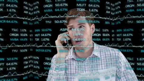 黒人を背景にスマートフォンで話す白人男性に対する株式市場のデータ処理 世界経済とビジネス技術の概念 — ストック動画