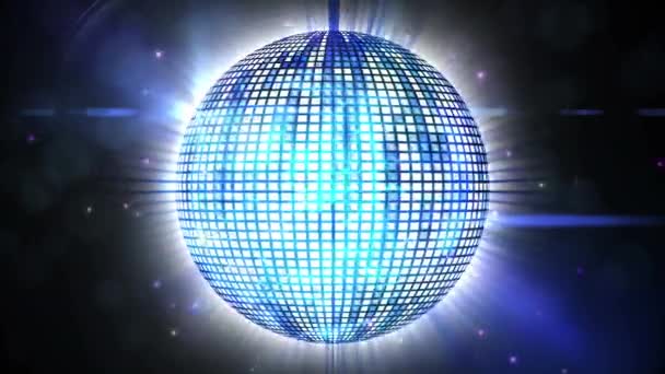 輝くミラーディスコボールの上に光の青いスポットのアニメーション パーティーや音楽やエンターテイメントのコンセプトをデジタルで生成し — ストック動画