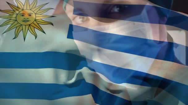 Argentinië Vlag Zwaaiend Tegen Portret Van Vrouwelijke Chirurg Met Gezichtsmasker — Stockvideo