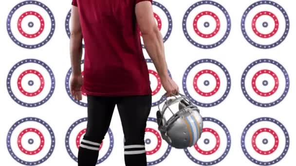 橄榄球运动员的中间部分拿着头盔站在旋转的圆圈上与多颗恒星对抗 体育比赛及比赛概念 — 图库视频影像