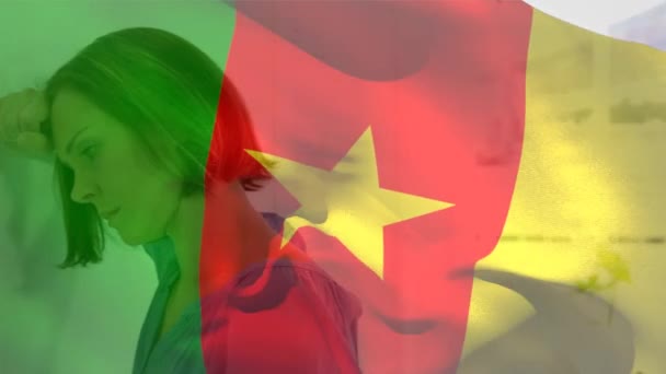 Digitale Zusammensetzung Der Kamerunflagge Die Gegen Gestresste Kaukasierin Krankenhaus Geschwenkt — Stockvideo