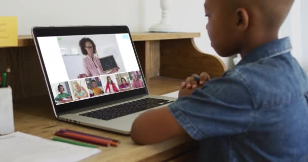 Niño Afroamericano Sosteniendo Lápiz Teniendo Una Videoconferencia Portátil Casa Aprendizaje — Vídeos de Stock