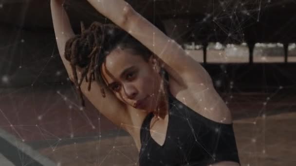 Netwerk Van Verbindingen Tegen Afro Amerikaanse Fitte Vrouw Die Stretching — Stockvideo