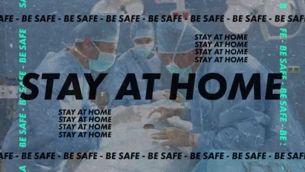 Залишайтеся Вдома Будьте Безпечним Текстом Проти Команди Хірургів Які Виконують — стокове відео