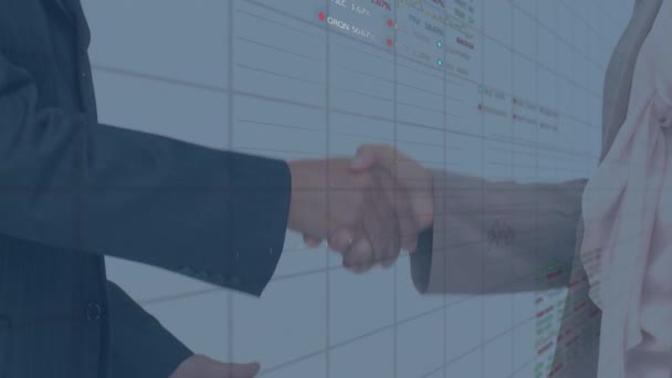 ビジネスマンや実業家の握手の中央部に対する統計データ処理 ビジネスパートナーシップと技術コンセプト — ストック動画