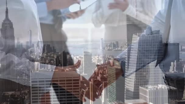 Adamının Ortadaki Bölümün Dijital Bileşimi Şehir Manzarasının Havadan Görüntüsüne Karşı — Stok video