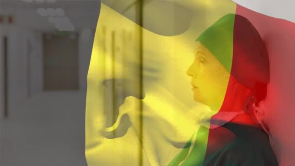 Cyfrowa Kompozycja Belgijskiej Flagi Machająca Przed Zestresowaną Białą Chirurgiem Szpitalu — Wideo stockowe