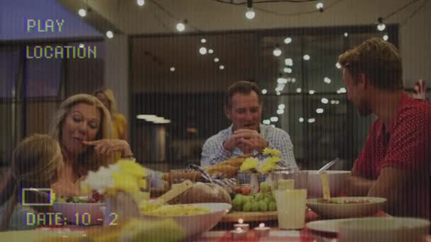 デジタルインターフェイス撮影でビデオカメラの画面のアニメーション原因アジアの家族が一緒に食べる デジタルインターフェース 接続と通信の概念デジタル生成ビデオ — ストック動画