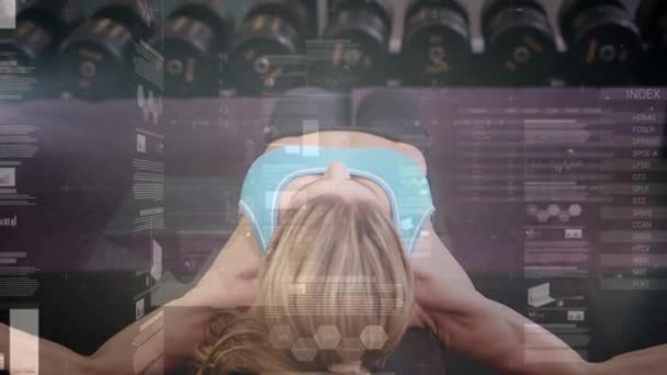 Animacja Przetwarzania Danych Nad Silną Kobietą Ćwiczącą Sprzętem Gimnastycznym Koncepcja — Wideo stockowe