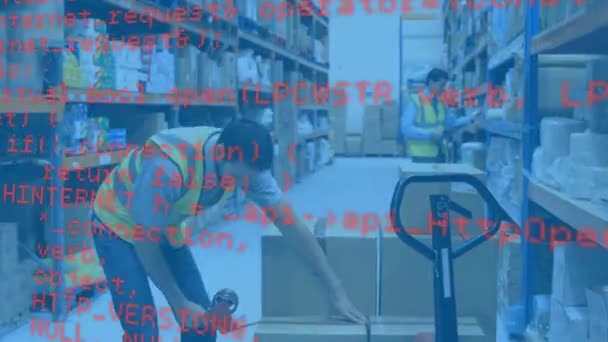 Processamento Dados Contra Caucasiano Trabalhador Masculino Embalagem Caixa Entrega Armazém — Vídeo de Stock
