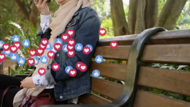 Coeur Comme Des Icônes Contre Femme Hijab Parler Sur Smartphone — Video