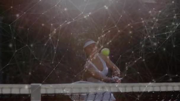 テニスコートでの女子テニス選手とのつながりのアニメーション スポーツ フィットネス データ処理の概念をデジタルで生成したビデオ — ストック動画