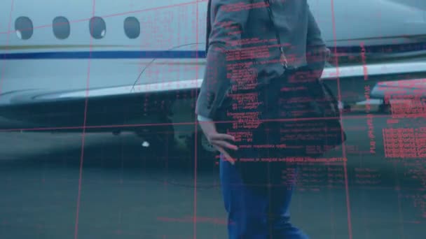 对走在机场跑道上的高加索商人进行旋转地球仪和数据处理 商务旅行和技术概念 — 图库视频影像