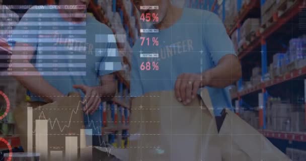 Statistische Datenverarbeitung Gegen Zwei Männliche Freiwillige Die Sich Lager Gegenseitig — Stockvideo