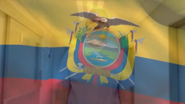 Σημαία Του Εκουαδόρ Κυματίζει Κατά Καυκάσιου Ανώτερου Άνδρα Που Φοράει — Αρχείο Βίντεο