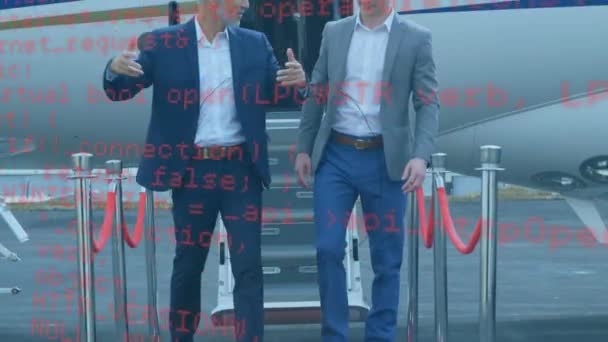 Beyaz Adamının Havaalanı Pistinde Yürürken Konuştuklarını Gösteren Küre Veri Işleme — Stok video