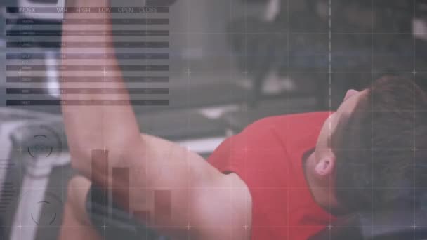 Animation Der Datenverarbeitung Über Starke Männer Die Mit Fitnessgeräten Trainieren — Stockvideo