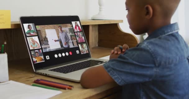 Niño Afroamericano Sosteniendo Lápiz Teniendo Una Videoconferencia Portátil Casa Aprendizaje — Vídeos de Stock