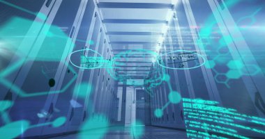 Teknoloji odasındaki bilgisayar sunucuları ağı üzerinden el yazısıyla yazılmış matematiksel denklemlerin ve dijital bilimsel veri işlemenin resmi. Dijital bilgisayar ağı konsepti dijital olarak oluşturuldu.