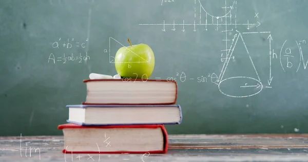 Зображення Математичних Рівнянь Над Книгами Яблуком Дошкою Задньому Плані Освіта — стокове фото