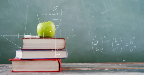 Matematiksel Denklemlerin Arkaplanda Karatahta Olan Elma Kitapların Üzerindeki Görüntüsü Okul — Stok fotoğraf