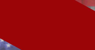 Amerikan bayrağı üzerinde Mutlu İşçi Günü metni animasyonu. Vatanseverlik ve kutlama konsepti dijital olarak oluşturulmuş video.