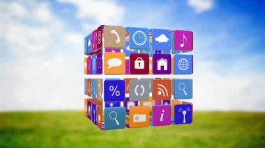 Çevrede yüzen dijital simgelerle küp animasyonu. küresel çevrimiçi dijital arayüz, iletişim ve arayüz kavramı dijital olarak oluşturulmuş video.