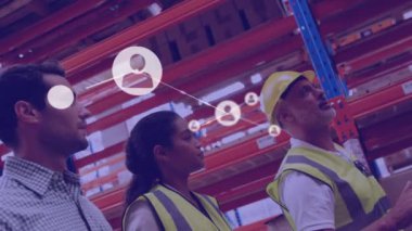 Erkek ve kadın çalışan ve depoda tartışan denetçi hakkında profil ikonları ağı. lojistik ve ulaşım sektörü kavramı