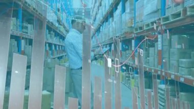 Depoda dijital tablet kullanan üst düzey erkek yöneticiye karşı istatistiksel veri işleme. lojistik ve ulaşım sektörü kavramı