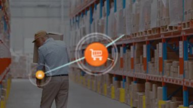 Depoda çalışan adamın üzerindeki simgelerle bağlantı ağının animasyonu. küresel sevkiyat, dağıtım ve bağlantılar konsepti dijital olarak oluşturulmuş video.