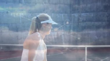 Tenis kortundaki bayan tenisçi üzerinden bağlantı ağının animasyonu. global spor, fitness ve veri işleme konsepti dijital olarak oluşturulmuş video.