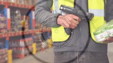 Depoda çalışan adamı tarayan bir animasyon. küresel sevkiyat, dağıtım ve bağlantılar konsepti dijital olarak oluşturulmuş video.