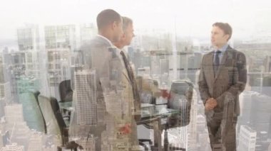 Muhtelif iş adamlarının dijital bileşimi şehir manzarasının havadan görüntüsüne karşı ofiste el sıkışıyor. iş ortaklığı ve teknoloji kavramı