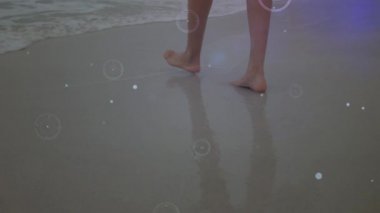 Sahilde yürüyen bir kadının alçak kesimine karşı bağlantı ağı. seyahat, tatil ve teknoloji kavramı