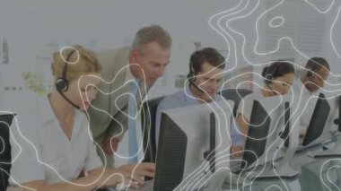 Ofiste çalışan telefon kulaklığı takan müşteri hizmetleri yöneticilerine karşı topografi. küresel ağ ve iş teknolojisi kavramı