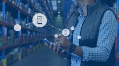 Depoda panoya yazı yazan adamın üzerindeki simgelerle bağlantı ağının animasyonu. küresel sevkiyat, dağıtım ve bağlantılar konsepti dijital olarak oluşturulmuş video.