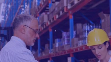 Depoda tarama cihazı kullanan kadın ve erkek denetçi üzerinde profil simgeleri ağı. lojistik ve ulaşım sektörü kavramı