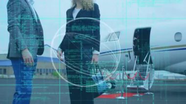 Havaalanı pistinde konuşan işadamı ve iş kadını üzerine soyut şekil ve veri işleme. iş seyahati ve teknoloji kavramı