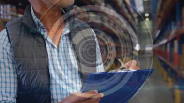 Depoda panoya yazı yazan adamın tarama ve veri işleme animasyonu. küresel sevkiyat, dağıtım ve bağlantılar konsepti dijital olarak oluşturulmuş video.