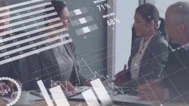 Ofiste tokalaşan iki iş kadını hakkında istatistiksel veri işleme. iş ortaklığı ve teknoloji kavramı