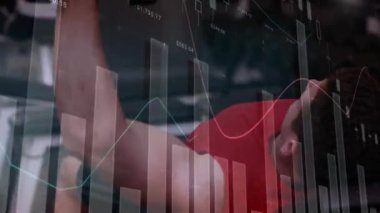 Güçlü bir adamın spor aletleriyle egzersiz yapması üzerine veri işleme animasyonu. spor, fitness ve veri işleme kavramı dijital olarak oluşturulmuş video.