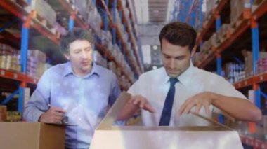 Depoda çalışan adamların veri işleme animasyonları. küresel sevkiyat, dağıtım ve bağlantılar konsepti dijital olarak oluşturulmuş video.