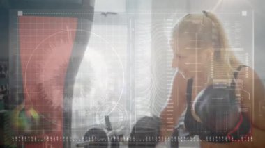 Beyaz kadın boksör, erkek antrenör ve kum torbası üzerinde pratik yapıyor. Spor, spor ve teknoloji konsepti
