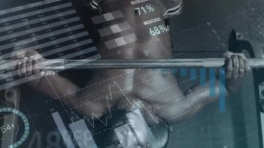 Güçlü bir adamın spor aletleriyle egzersiz yapması üzerine veri işleme animasyonu. spor, fitness ve veri işleme kavramı dijital olarak oluşturulmuş video.