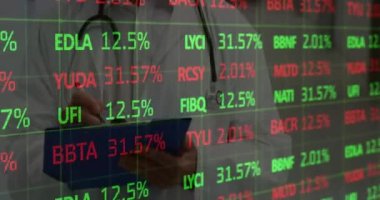 Erkek doktorla ilgili istatistik ve veri işleme animasyonu. küresel tıp, sağlık hizmetleri, dijital arayüz ve teknoloji konsepti dijital olarak oluşturulmuş video.