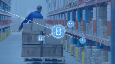 Depoda çalışan adamın üzerindeki simgelerle bağlantı ağının animasyonu. küresel sevkiyat, dağıtım ve bağlantılar konsepti dijital olarak oluşturulmuş video.