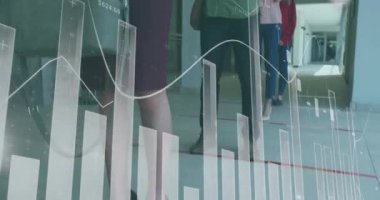 Sıraya dizilmiş yüz maskeleri takan çeşitli ofis arkadaşları hakkında istatistiksel veri işleme. küresel iş ve teknoloji kavramı