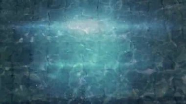 Yüzen kadın yüzücünün üzerindeki bağlantı ağının animasyonu. global spor, fitness ve veri işleme konsepti dijital olarak oluşturulmuş video.